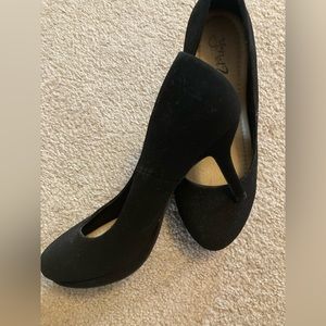 Y Not? Black Suede Round Toe Pump